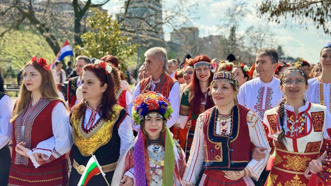 Русе отбеляза 3 март с тържествена церемония и шествие с 900-метров трибагреник