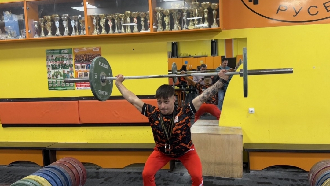 Пенчо Милков награди с почетен плакет вицешампиона от Европейското по щанги Дениз Данев