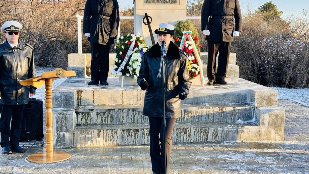 С поднасяне на венци и цветя Русе отдаде почит на 145-годишната история на ВВМУ „Н. Й. Вапцаров“