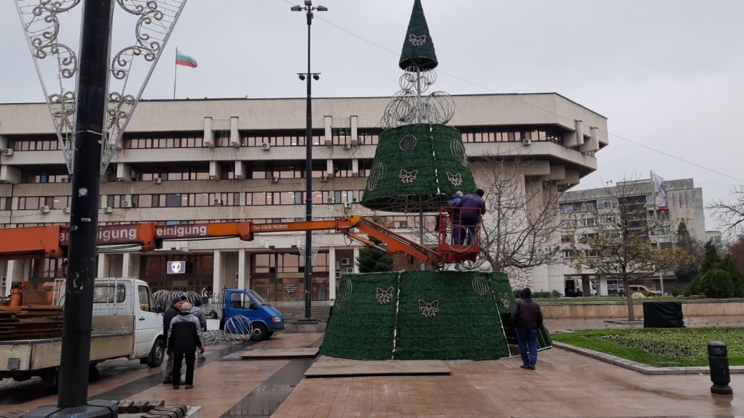 Коледната елха на площада грейва на 1 декември