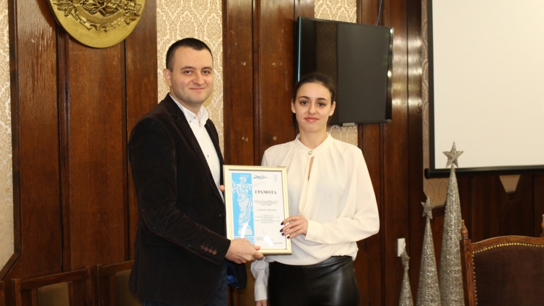 Зам.-кметът д-р Страхил Карапчански връчи сертификати на студенти за успешно проведен стаж в Община Русе