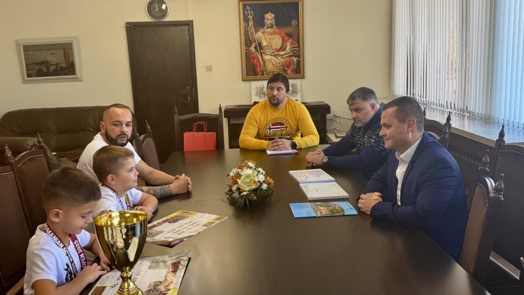 Mayor Pencho Milkov awarded the young karatekas from the "Bushin" Sports Club for their triumph in Bucharest