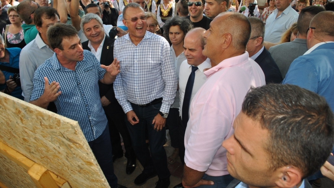 Министър-председателят Бойко Борисов посети обновената църква в Басарбовския скален манастир