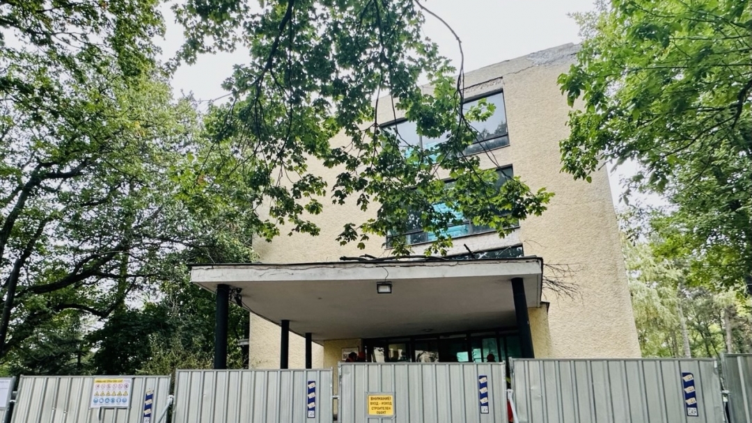 Кметът на Русе провери изпълнението на проекта за обновяване на ученическото общежитие в Образцов чифлик 