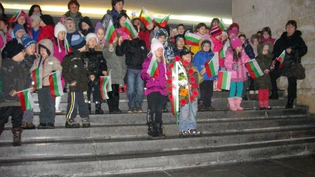 Деца от ОДЗ „Снежанка“ отбелязаха националния празник в Пантеона на възрожденците