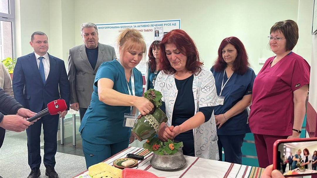 Русе отбеляза Бабинден с ритуал и благодарност към медицинските специалисти