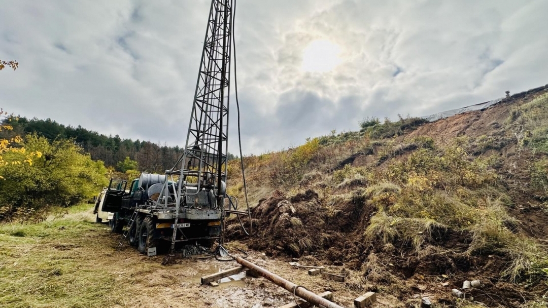 Движението през дигата в Николово остава ограничено, гражданите могат да използват обходни маршрути до Лесопарка
