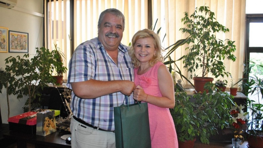 За рожден ден почерпи днес заместник-кметът по Хуманитарни дейности Иван Григоров 