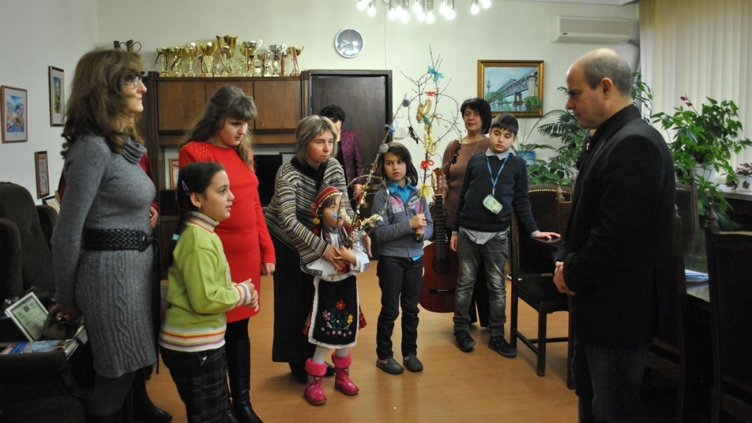 Деца от ресурсния център поздравиха кмета Пламен Стоилов за предстоящите празници 