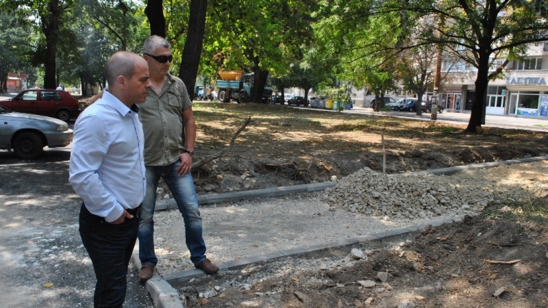 Кметът Пламен Стоилов инспектира ремонтът пред блок „Плиска“