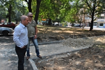 Кметът Пламен Стоилов инспектира ремонтът пред блок „Плиска“