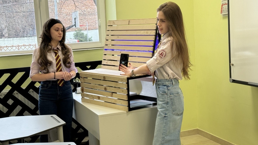 Ученици от ПГИУ „Елиас Канети“ представиха иновативни бизнес идеи пред министъра на образованието и кмета на Русе