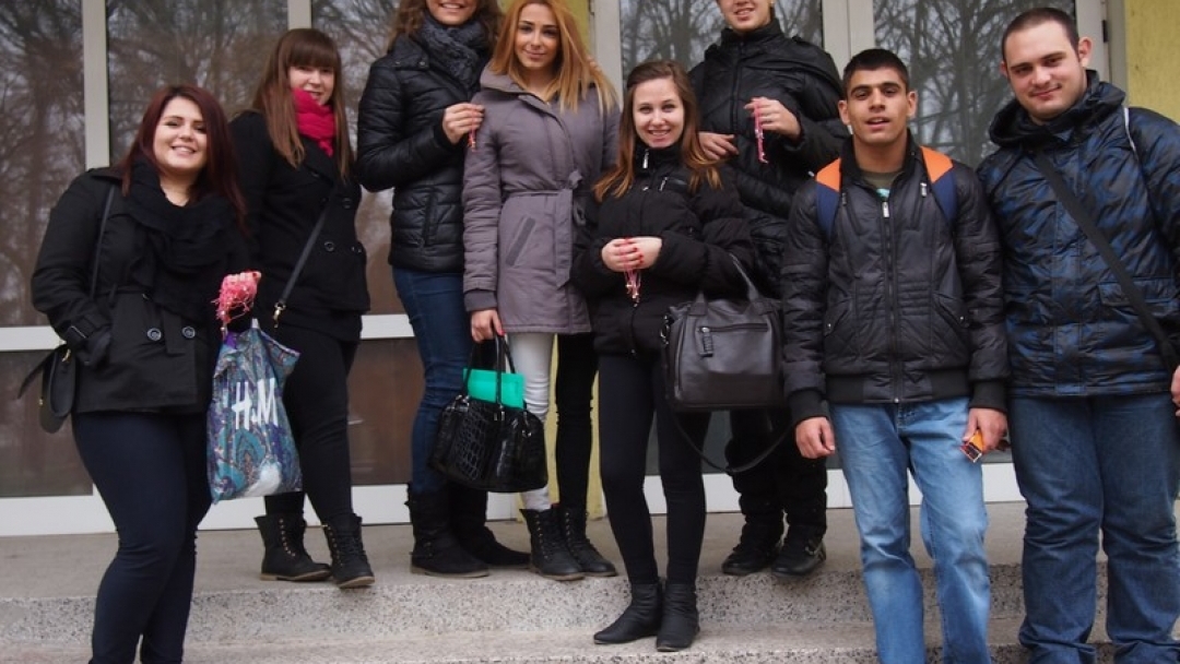 Младежи проведоха Първомартенска акция в дом "Възраждане"