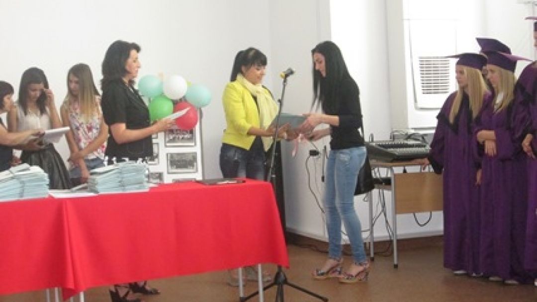 Кметът Пламен Стоилов подари „Паспорт Русе“ на абитуриенти от Математическата гимназия