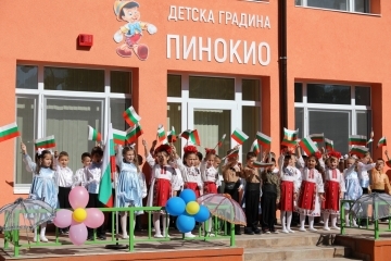 Проведе се церемония по откриване на завършен обект ЦДГ „Пинокио 1“ по проект „Ремонт на пет общински учебни заведения в град Русе, включително прилежащите им дворни пространства“