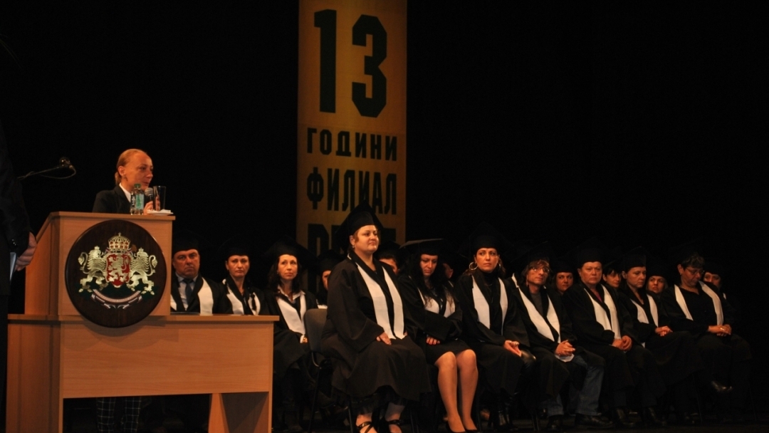 215 получиха дипломи за висше образование