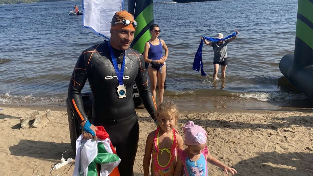 Теодор Цветков завърши със сребърен медал благотворителното си плуване по река Самара