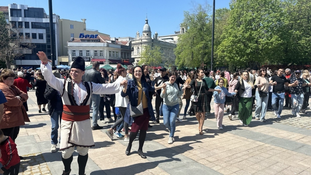 Традиционното Великденско хоро събра стотици русенци на площада пред Община Русе 