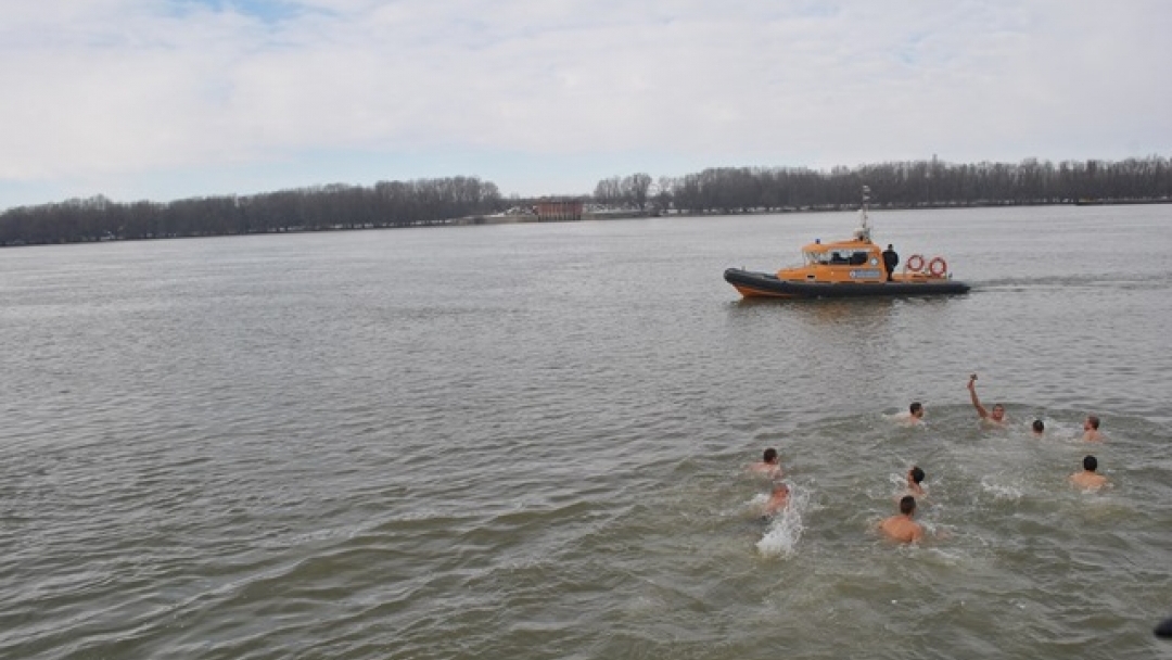 Тринадесет момчета скочиха в ледените води на Дунав за богоявленския кръст