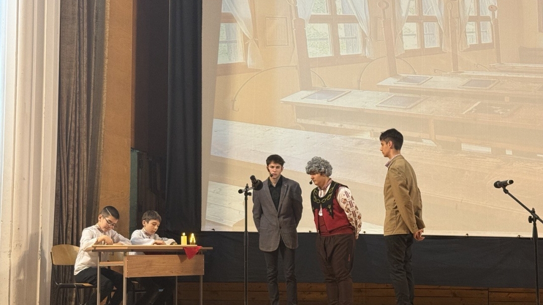 СУ „Христо Ботев“ отбеляза патронния си празник с концерт-спектакъла „Духът на българина“