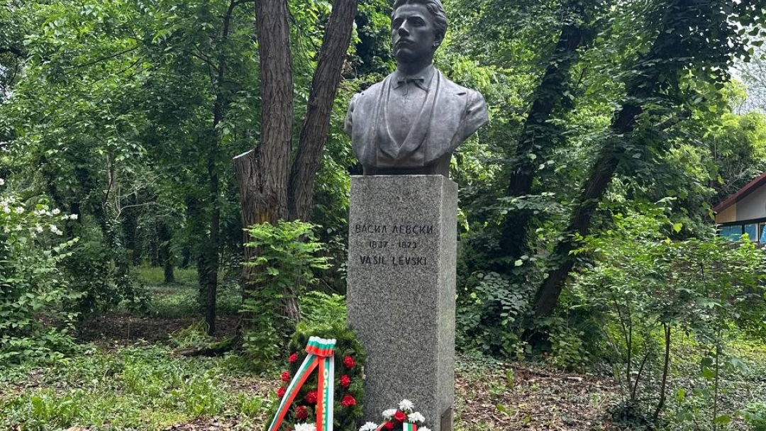 Енчо Енчев и посланик Радко Влайков положиха цветя пред паметниците на Ботев и Левски в Букурещ