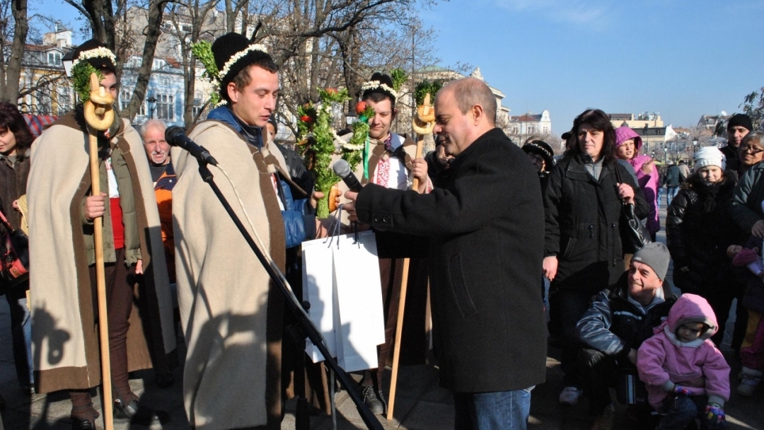 Три коледарски групи наричаха за берекет и здраве в центъра на Русе