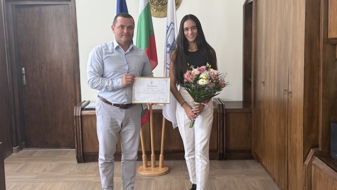 Mayor Pencho Milkov awarded the bronze medalist from the Balkan Athletics Championship Rosina Nikolova