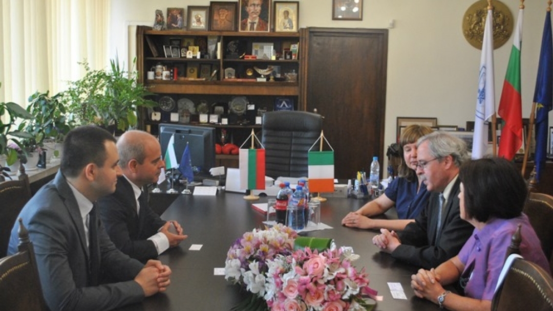 Кметът Пламен Стоилов се срещна с  ирландския посланик Джон Бигър