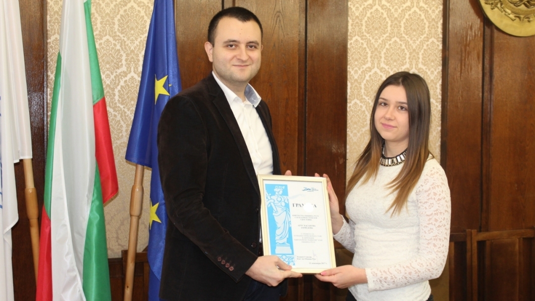 Зам.-кметът д-р Страхил Карапчански връчи сертификати на студенти за успешно приключил стаж в Община Русе