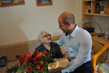 Кметът Пламен Стоилов поздрави 100-годишната баба Иванка