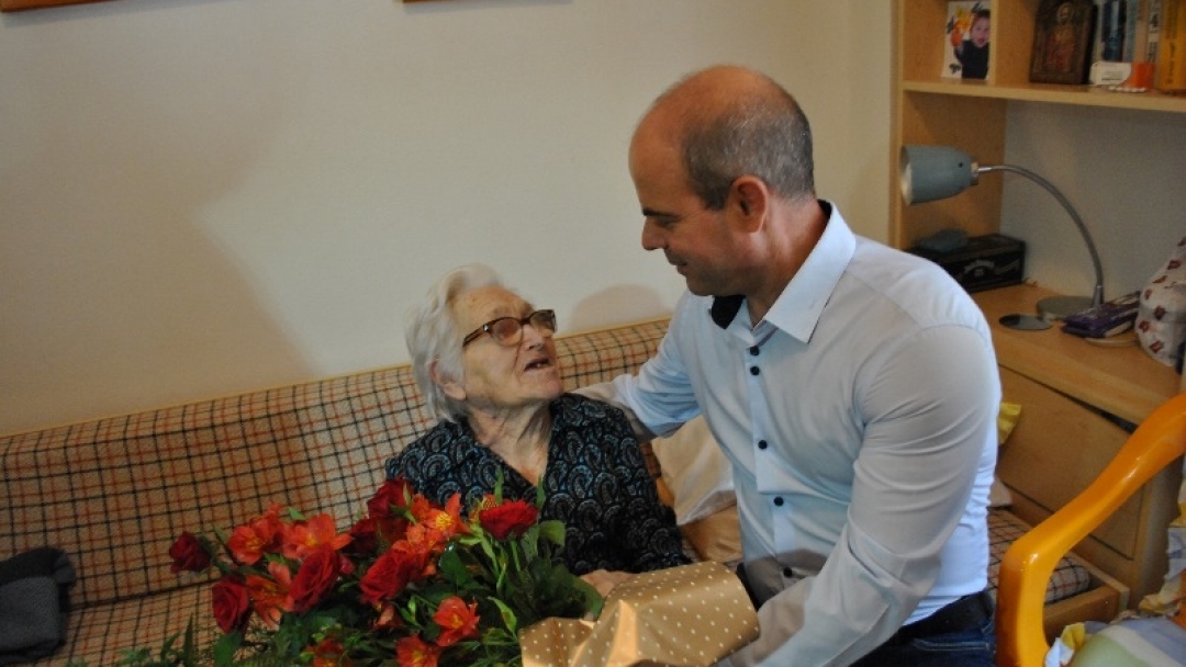 Кметът Пламен Стоилов поздрави 100-годишната баба Иванка