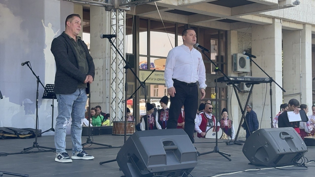 Традиционното Великденско хоро събра стотици русенци на площада пред Община Русе 