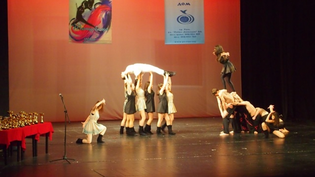 Над 700 танцьори от 35 състава от българия и чужбина участваха в „Танцуваща река“ 