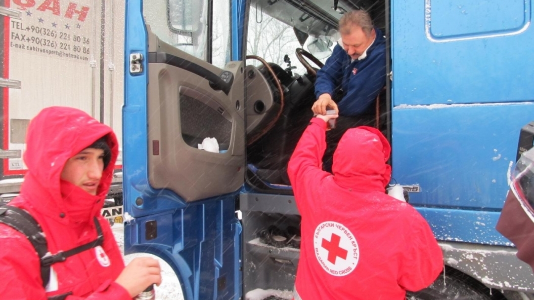 Община Русе и БЧК в съвместна акция за подкрепа на шофьорите на паркираните край Дунав мост тирове