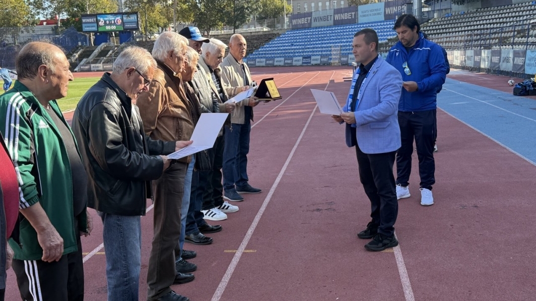 Mayor Pencho Milkov honored the legends of Ruse football who defeated the Roma team 50 years ago