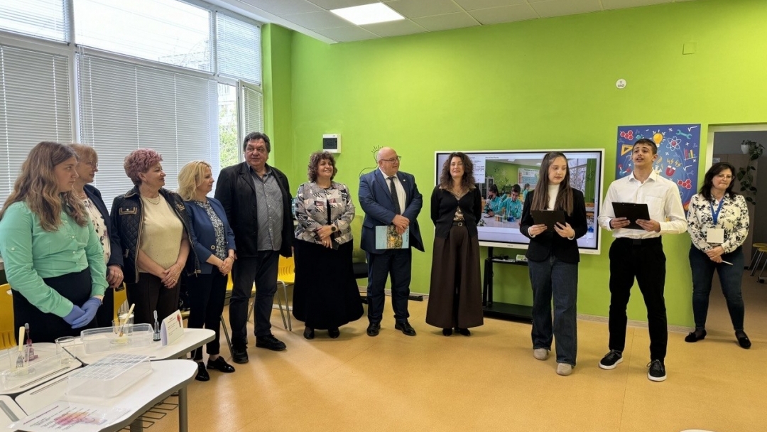В ОУ „Васил Априлов“ откриха модерен STEM кабинет по природни науки в Деня на Земята