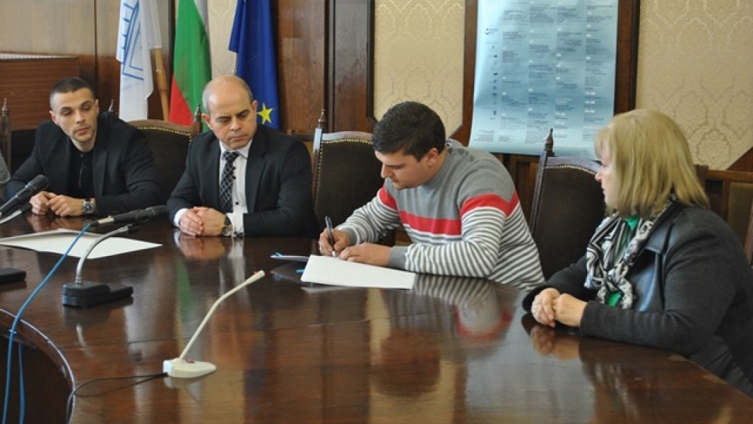 Кметът подписа първите два договора по Националната програма за енергийна ефективност
