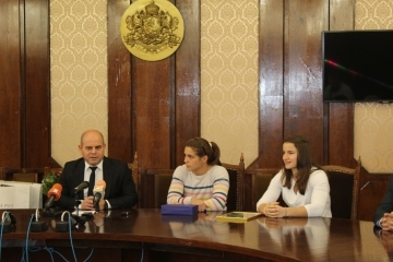 Кметът Пламен Стоилов награди шампионките по борба Биляна Дудова и Тайбе Юсеин