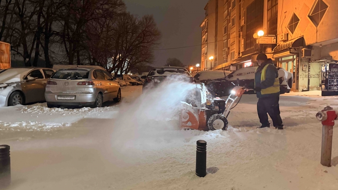 Продължава работата на снегопочистващите фирми след интензивните снеговалежи