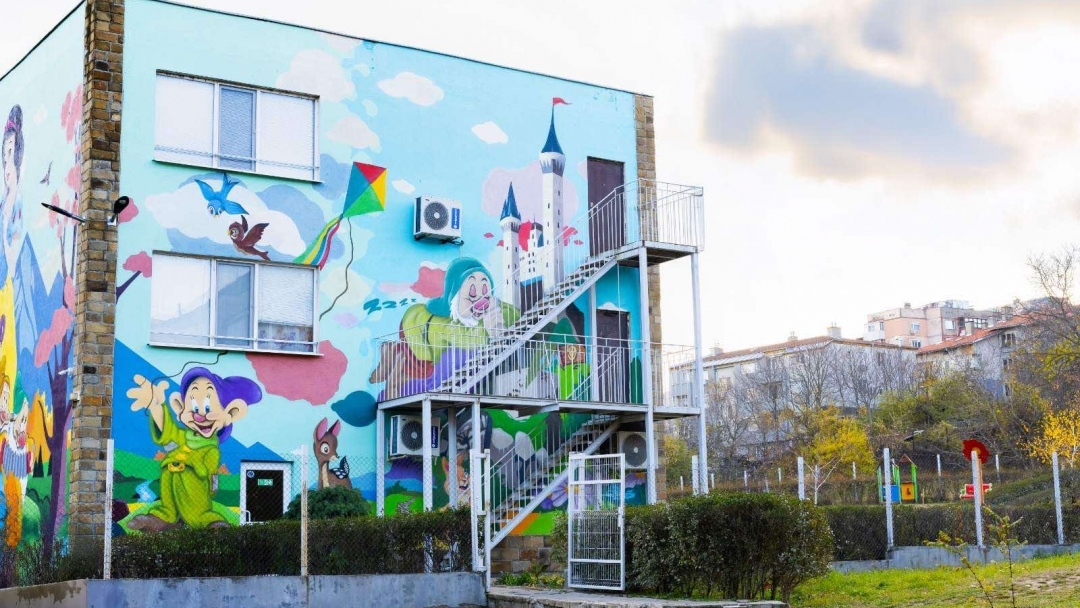 Graffiti gives a new look to the facades of kindergartens in Ruse