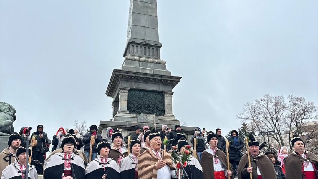  Кметът Пенчо Милков и коледарите благословиха Русе за здрава и успешна година