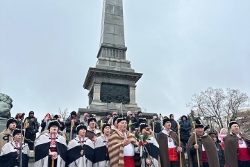  Кметът Пенчо Милков и коледарите благословиха Русе за здрава и успешна година