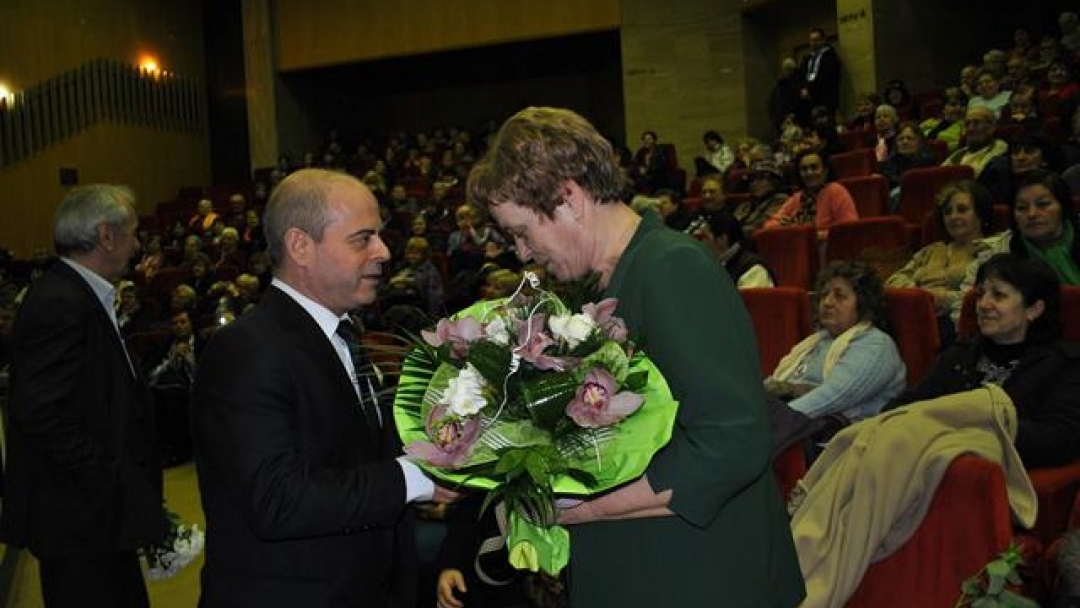 Кметът Пламен Стоилов поздрави с предстоящия 8-и март дамите от „Съюз на пенсионерите 2004”