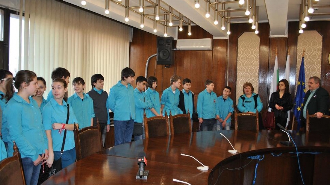 Ученици и пенсионери закичиха с мартеници кметския екип и служители на общината