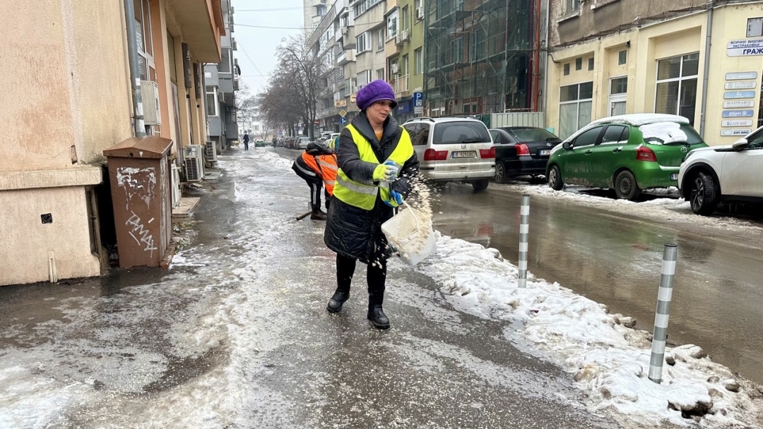 Над 150 служители са мобилизирани за обработка на тротоарите срещу заледяване