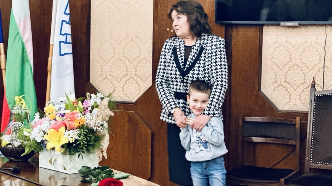 Кметът Пенчо Милков удостои с почетна значка „Русе“ дългогодишния музикален педагог Мария Плачкова