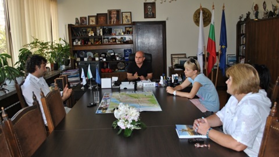 Кметът Пламен Стоилов изпробва новата SIN CARS на Росен Даскалов