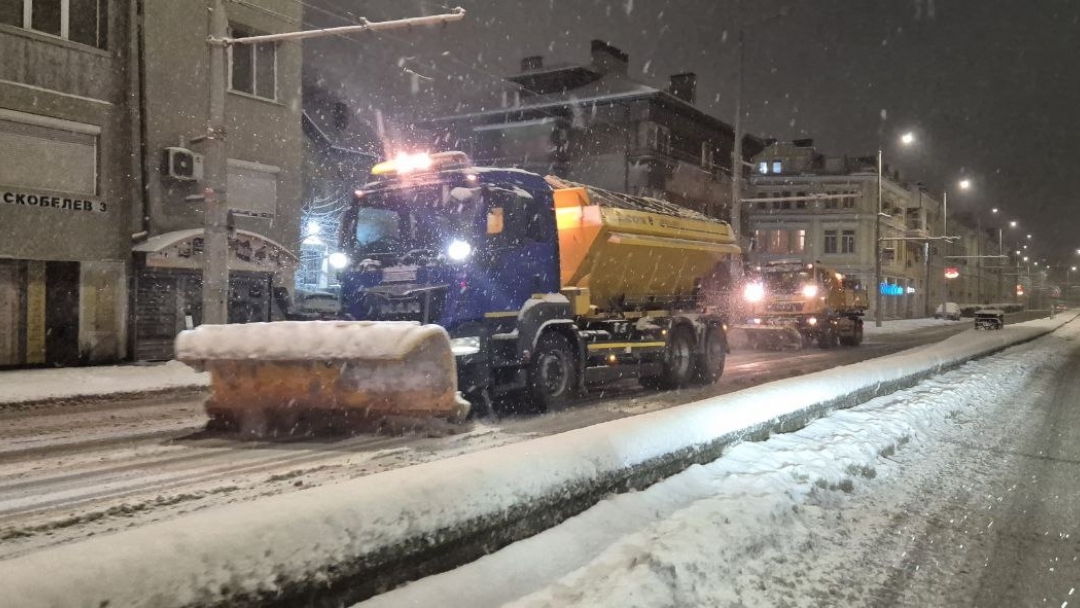 Община Русе мобилизира екипи срещу обледеняването на улици и тротоари
