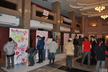 МЛАДЕЖИ ПОКАЗАХА РЪЧНО ИЗРАБОТЕНИ КАРТИЧКИ И ПИСАХА ЛЮБОВНИ ПОЖЕЛАНИЯ ПО ПОВОД СВЕТИ ВАЛЕНТИН