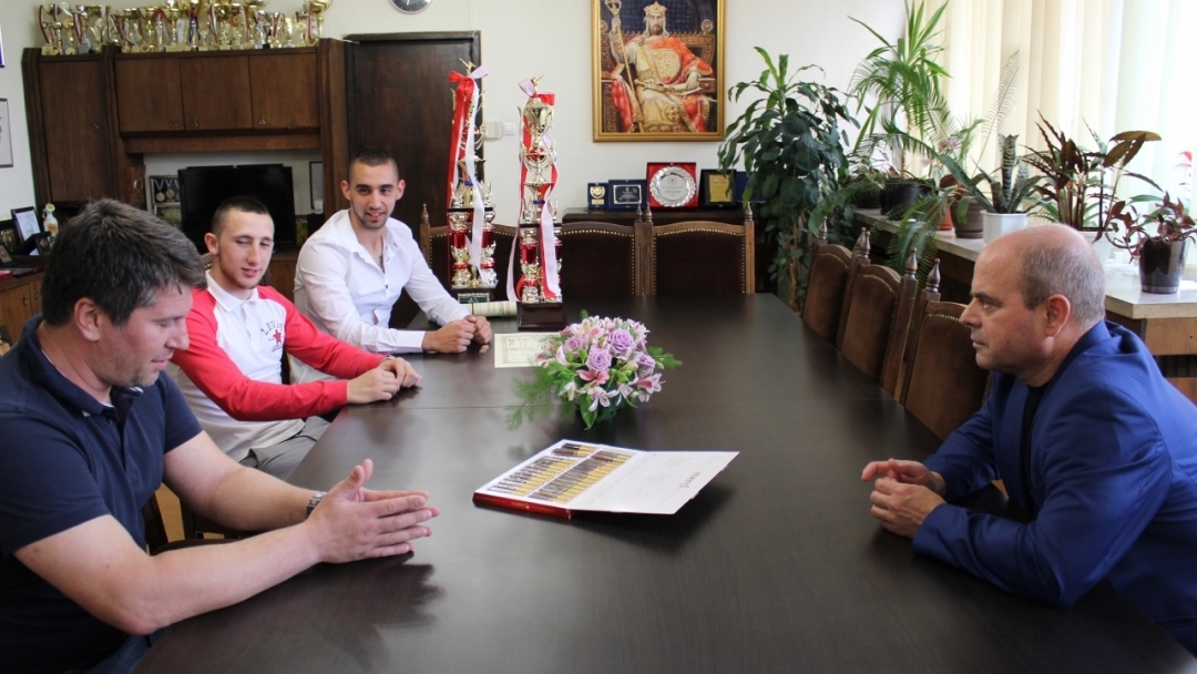 Кметът Пламен Стоилов се срещна с русенските медалисти от японския шампионат по карате